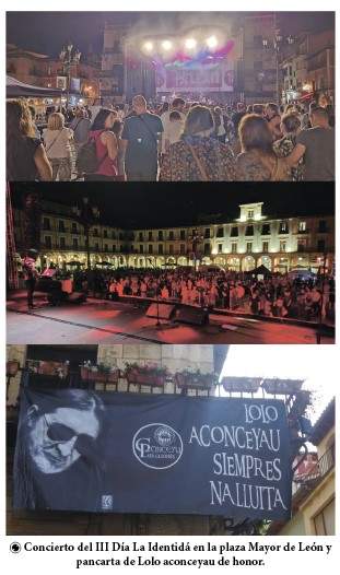 Concierto del III Día La Identidá en la plaza Mayor de León y pancarta de Lolo aconceyau de honor.