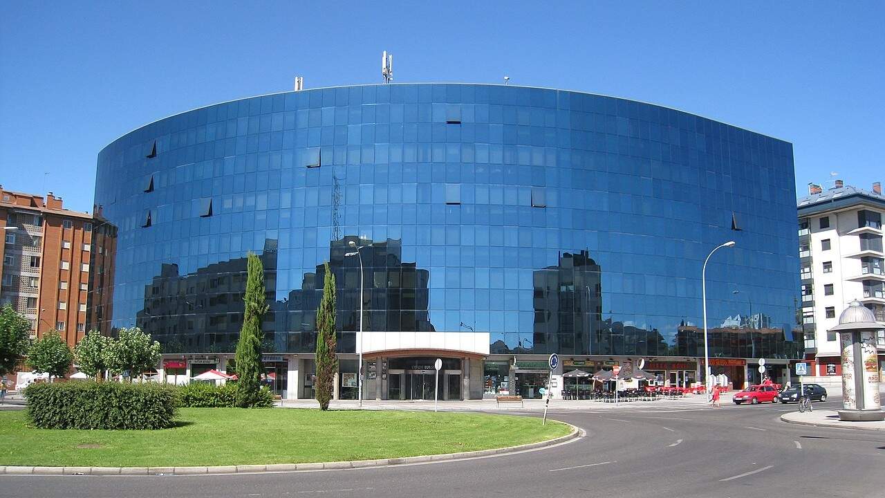 Edificio Europa en el barrio de Eras de Renueva en León